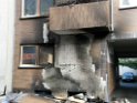 Sperrmuell Brand mit Uebergriff der Flammen auf Wohnhaus 27